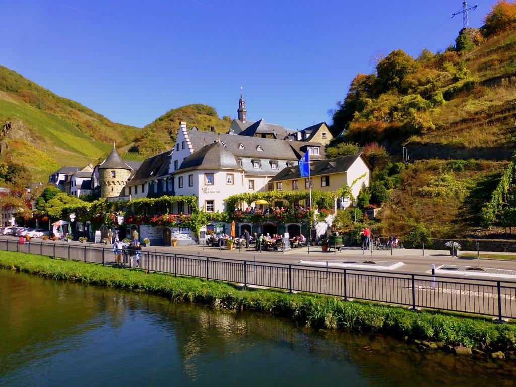 Hotel Haus Burg Metternich Байлщайн Екстериор снимка
